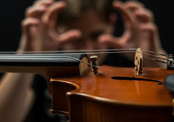 Violin peg slipping, a frustrated violinist in background